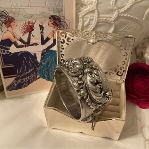 VINTAGE 1960’s BEAUTIFUL ORNATE VICTORIAN STYLE HINGED CUFF WITH SAFETY CHAIN